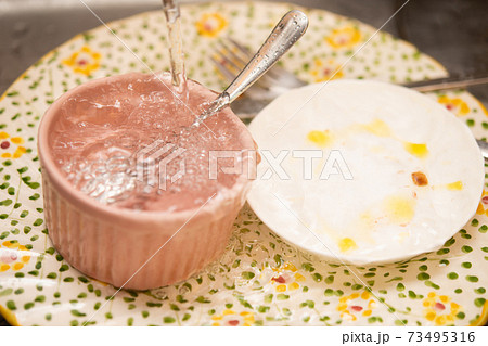 食後にシンクに置かれた食器 73495316