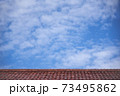 赤い屋根と青空 73495862