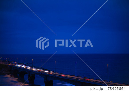 海上の道路の夜景 73495864
