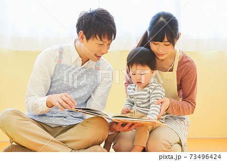 絵本の読み聞かせをする保育士 保育園 幼稚園 撮影協力・RYOZAN PARK大塚 絵本の読み聞かせをする保育士 保育園 幼稚園 撮影協力・RYOZAN PARK大塚 73496424