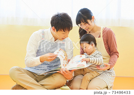絵本の読み聞かせをする保育士 保育園 幼稚園 撮影協力・RYOZAN PARK大塚 絵本の読み聞かせをする保育士 保育園 幼稚園 撮影協力・RYOZAN PARK大塚 73496433