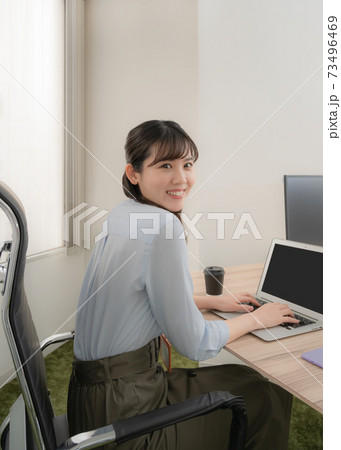 振り向くビジネスウーマン  73496469