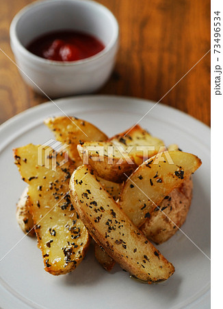 皮付きフライドポテト バジルソルト の写真素材