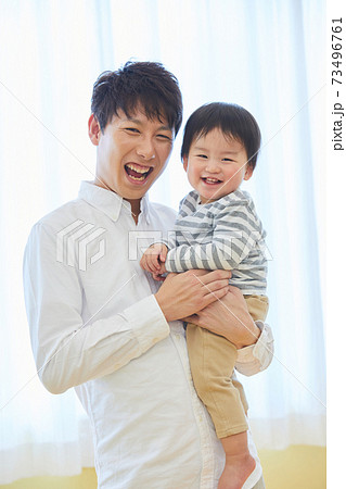 赤ちゃんと写真撮影をするお父さん 子供 家族 記念 赤ちゃんと写真撮影をするお父さん 子供 家族 記念 73496761