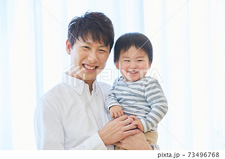 赤ちゃんと写真撮影をするお父さん 子供 家族 記念 赤ちゃんと写真撮影をするお父さん 子供 家族 記念 73496768