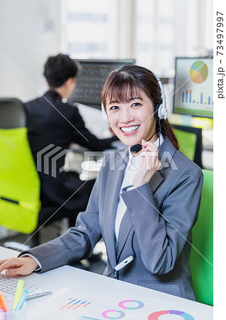 コールセンターで働く若い女性 73497997