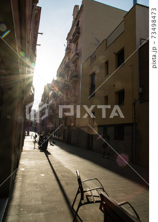 スペインバルセロナの街並み 太陽の差し込む住宅街の細石の写真素材