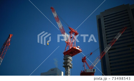 青空にクレーンと高層ビル 青空にクレーンと高層ビル 73498543
