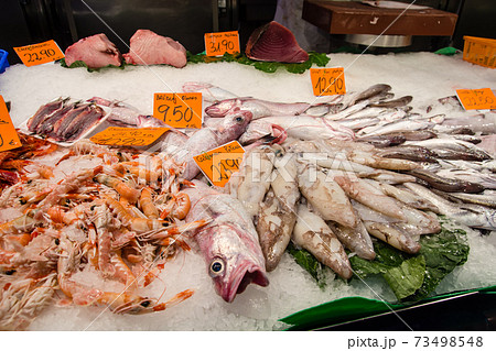スペインバルセロナの魚屋に並ぶ海鮮の写真素材