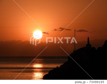 夕景に浮かび上がる海上のマリア像 夕景に浮かび上がる海上のマリア像 73499195