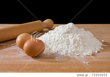 Flour and eggs 73501634