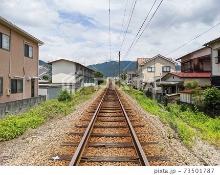 どこまでもまっすぐ伸びた線路（横） 73501787