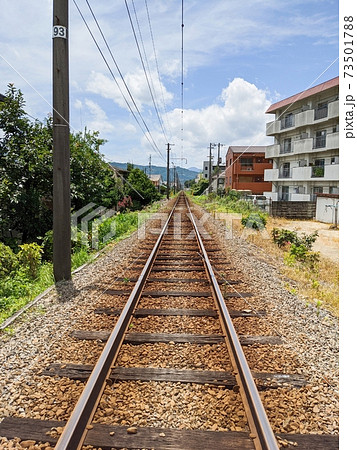 どこまでもまっすぐ伸びた線路（縦） 73501788