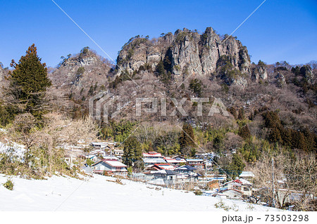 冬の集落と岩櫃山 73503298