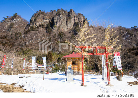 雪の密岩神社と岩櫃山 73503299