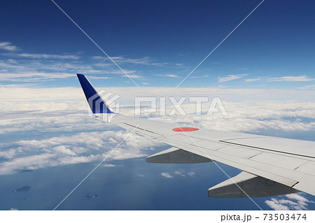 翼と雲海　光る主翼　 73503474