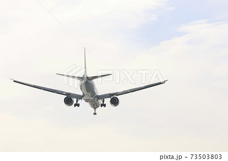 着陸する旅客機　羽田空港 73503803