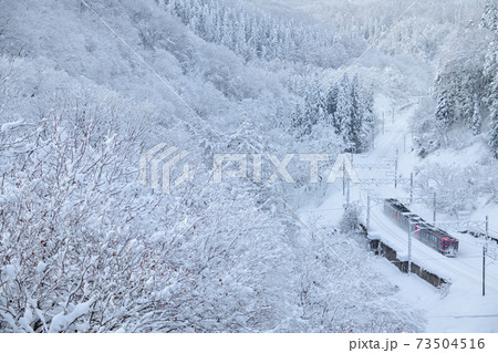 雪の峠を行くしなの鉄道115系電車 73504516