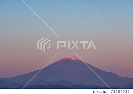 湘南　鵠沼海岸からの富士山にあたる光と影 73504555