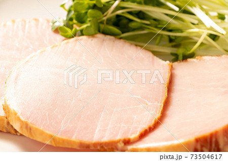 ロースハム(スライス)。 カイワレ大根添え。 73504617