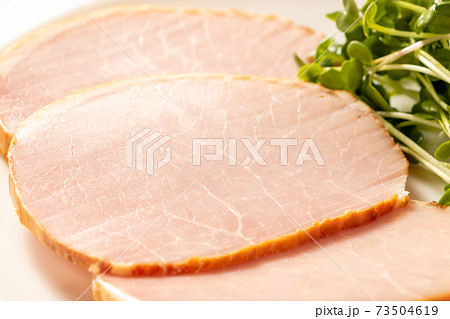 ロースハム(スライス)。 カイワレ大根添え。 73504619