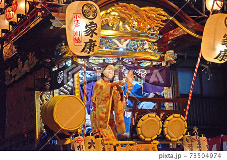 小江戸川越 川越祭りの鮮やかな装飾の山車の上で踊る人 小江戸川越 川越祭りの鮮やかな装飾の山車の上で踊る人 73504974