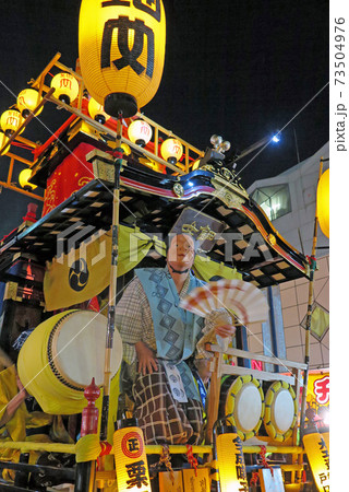 小江戸川越 川越祭りの鮮やかな装飾の山車の上で踊る人 小江戸川越 川越祭りの鮮やかな装飾の山車の上で踊る人 73504976