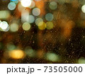窓越しの雨粒と夜景 73505000