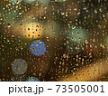 窓越しの雨粒と夜景 73505001