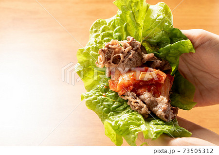 焼肉と白菜キムチをサンチュで巻いて食べる。 焼肉と白菜キムチをサンチュで巻いて食べる。 73505312