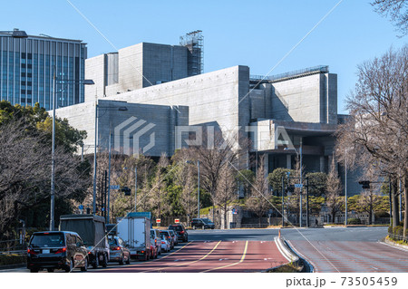 日本の東京都市景観　内堀通りや「三宅坂」、最高裁判所などを望む 73505459