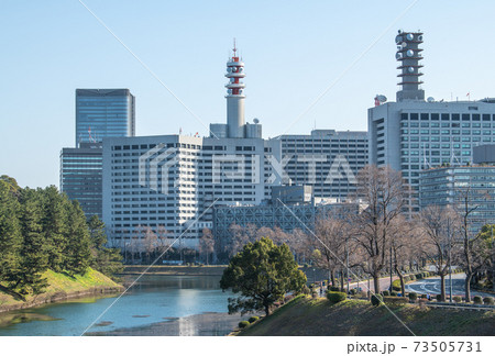 日本の東京都市景観 霞が関の官庁街や皇居のお堀などを望む 日本の東京都市景観 霞が関の官庁街や皇居のお堀などを望む 73505731