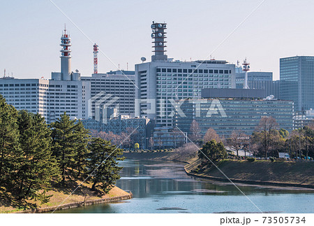 日本の東京都市景観 霞が関の官庁街や皇居のお堀などを望む 日本の東京都市景観 霞が関の官庁街や皇居のお堀などを望む 73505734