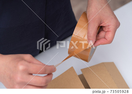 梱包作業をする女性の手元 梱包作業をする女性の手元 73505928