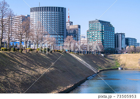 日本の東京都市景観 エフエム東京や皇居のお堀などを望む 日本の東京都市景観 エフエム東京や皇居のお堀などを望む 73505953