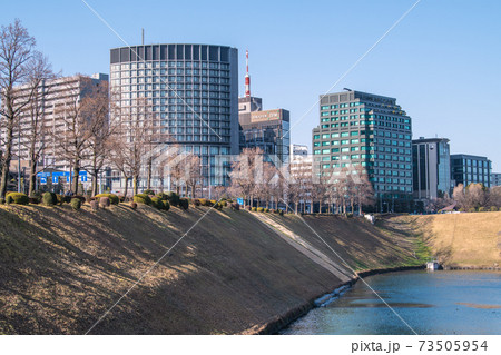 日本の東京都市景観　エフエム東京や皇居のお堀などを望む 73505954
