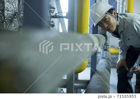工場を点検する作業員男性 73505955