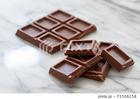 大理石の台の上に乗せた割った板チョコ 大理石の台の上に乗せた割った板チョコ 73506258