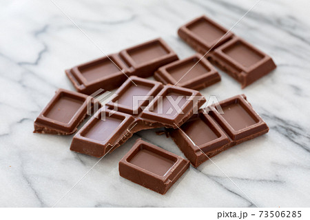 大理石の台の上に乗せた割った板チョコ 73506285