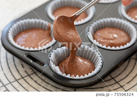 おうちでお菓子作り チョコレートマフィン おうちでお菓子作り チョコレートマフィン 73506324