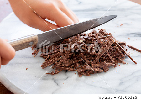 おうちでお菓子作り 刻んだ板チョコの写真素材