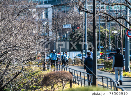 日本の東京都市景観 緊急事態宣言下。皇居周辺を走るランナー(救急車が…)=1月16日、「国会前」付近 日本の東京都市景観 緊急事態宣言下。皇居周辺を走るランナー(救急車が…)=1月16日、「国会前」付近 73506910