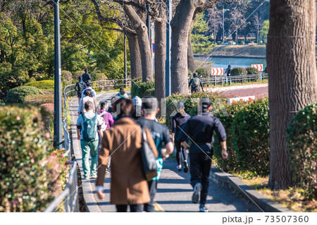 日本の東京都市景観　緊急事態宣言下。春の陽気。皇居周辺を走るランナーら＝1月16日、「三宅坂」付近 73507360
