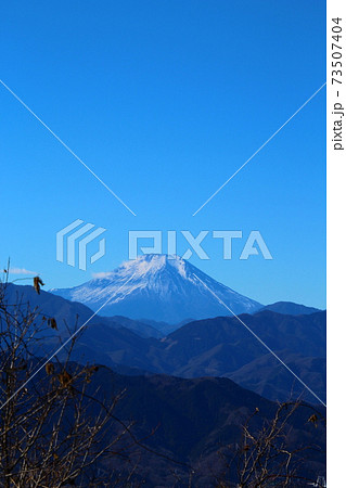 高尾山の山頂から見た冬の富士山の縦長写真 高尾山の山頂から見た冬の富士山の縦長写真 73507404