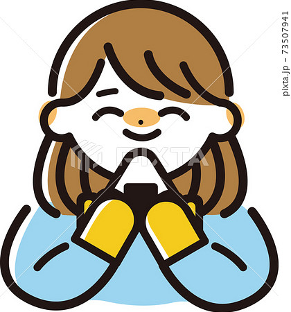 おにぎりを食べる少女 73507941