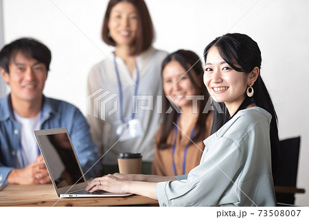 オフィスで仕事するビジネスウーマン オフィスで仕事するビジネスウーマン 73508007