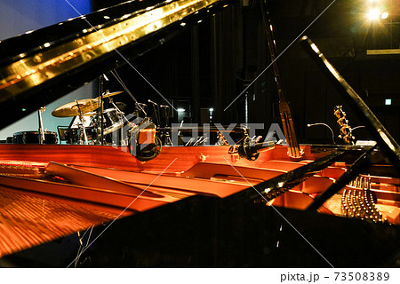 ジャズオーケストラ、ステージのピアノ ジャズオーケストラ、ステージのピアノ 73508389
