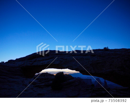 米ユタ州・キャニオンランズ国立公園メサアーチの日の出 73508392