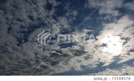 太陽が雲に隠れている空の様子・雲の形・空を見上げる・冬の空・雲の形・晴れた日の空にうっすらとかかる雲 73508576