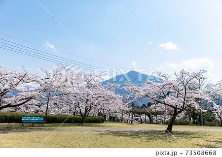 春の武甲山 春の武甲山 73508668